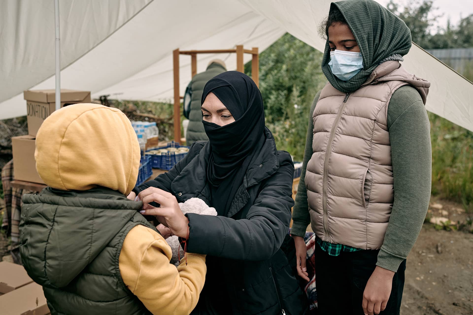 muslim-woman-dressing-daughter-in-refugee